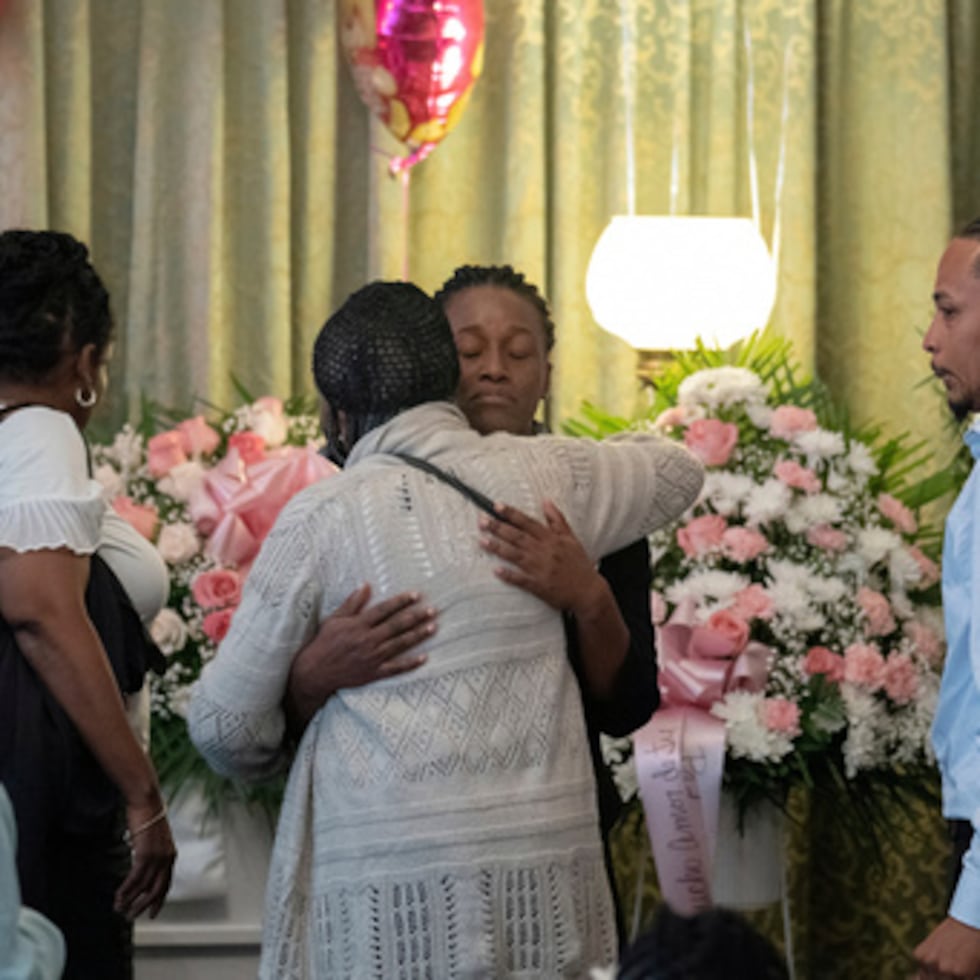 Mabel Álvarez Benedicks (al centro), madre de Anadith Danay Reyes Álvarez, saluda a otra persona durante el velorio de su hija de 8 años en la funeraria R.G. Ortiz de Nueva York.
