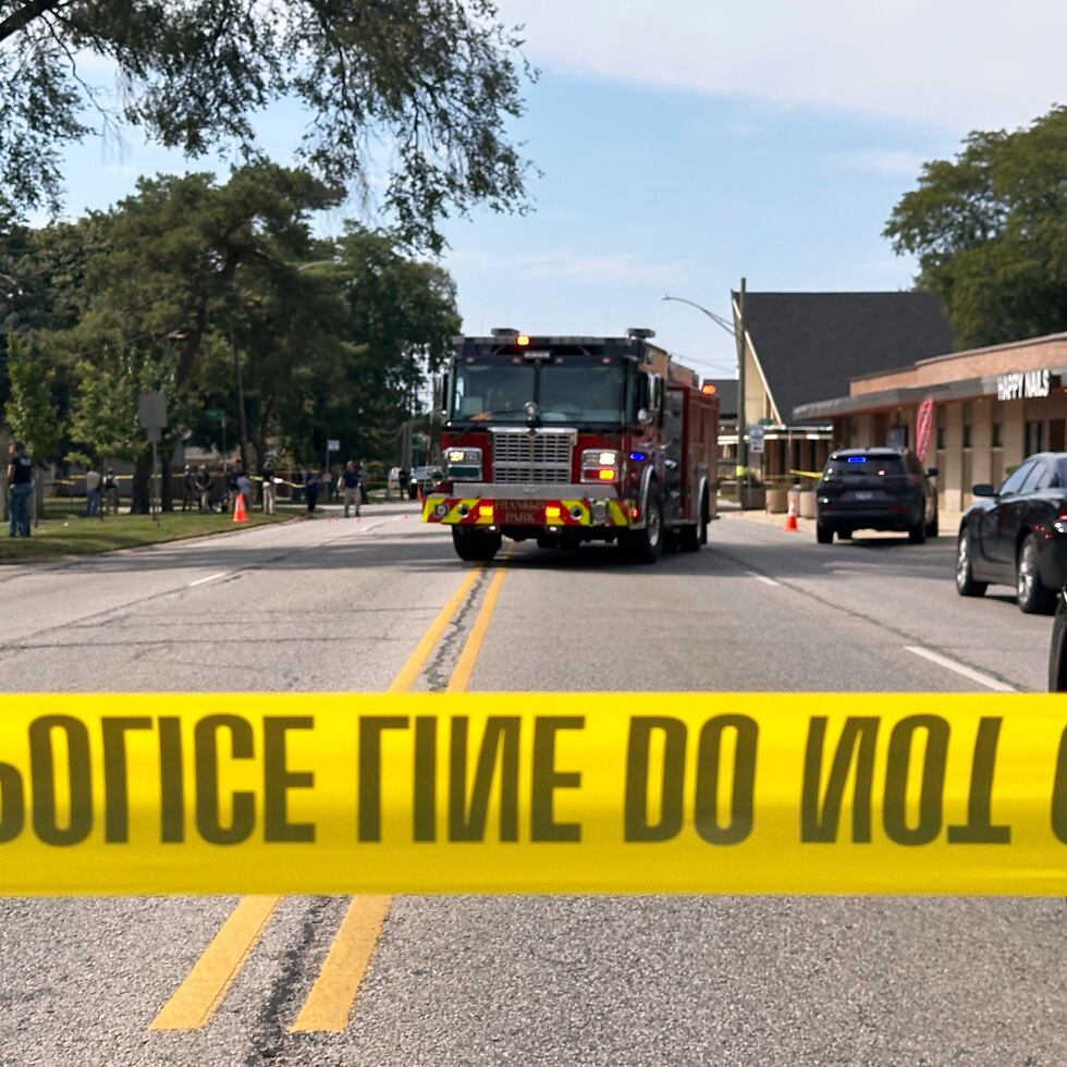 Agentes del orden público acuden al sitio donde un agente del ICE disparó y mató a un sospechoso después de que éste tratara de embestir con su auto a los agentes que lo arrestaban, el viernes 12 de septiembre de 2025, en Franklin Park, Illinois.