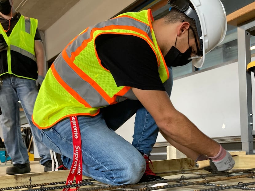 Ofrece a familias o individuos de bajos o medianos ingresos varios programas como el de Reparación de Vivienda.