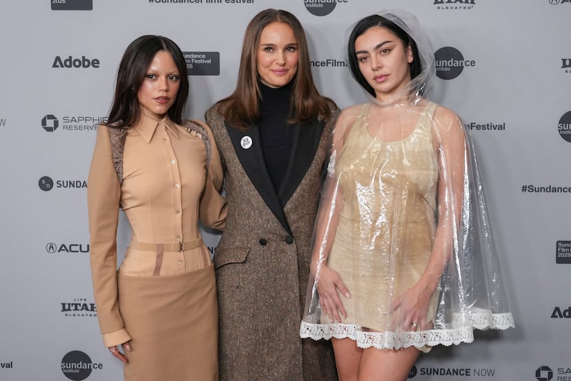 Jenna Ortega, Natalie Portman y Charli en la premier "The Gallerist" en el Festival Sundance.