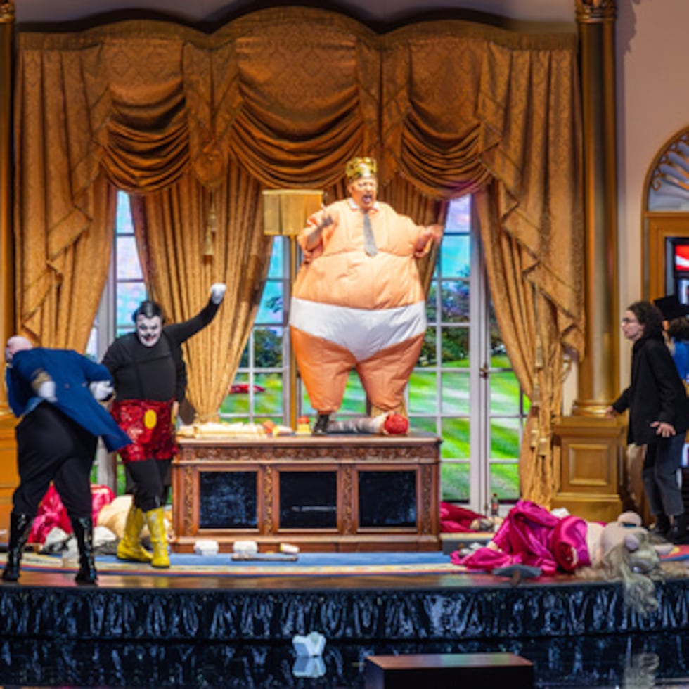 En la escenografía y el vestuario de Rainer Sellmaier, el Presidente-Rey adquiere dimensiones descomunales con pañales y corbata dorada, y planta un palo de golf en la roca de Gorgonzilla, como en la foto de la Casa Blanca de Trump aterrizando en Groenlandia.