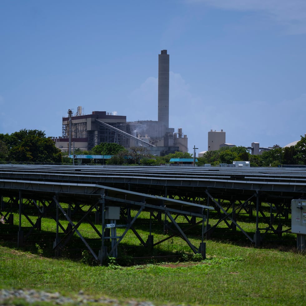 La operación de la central AES, en Guayama, depende de la importación de carbón a través del puerto de Las Mareas.