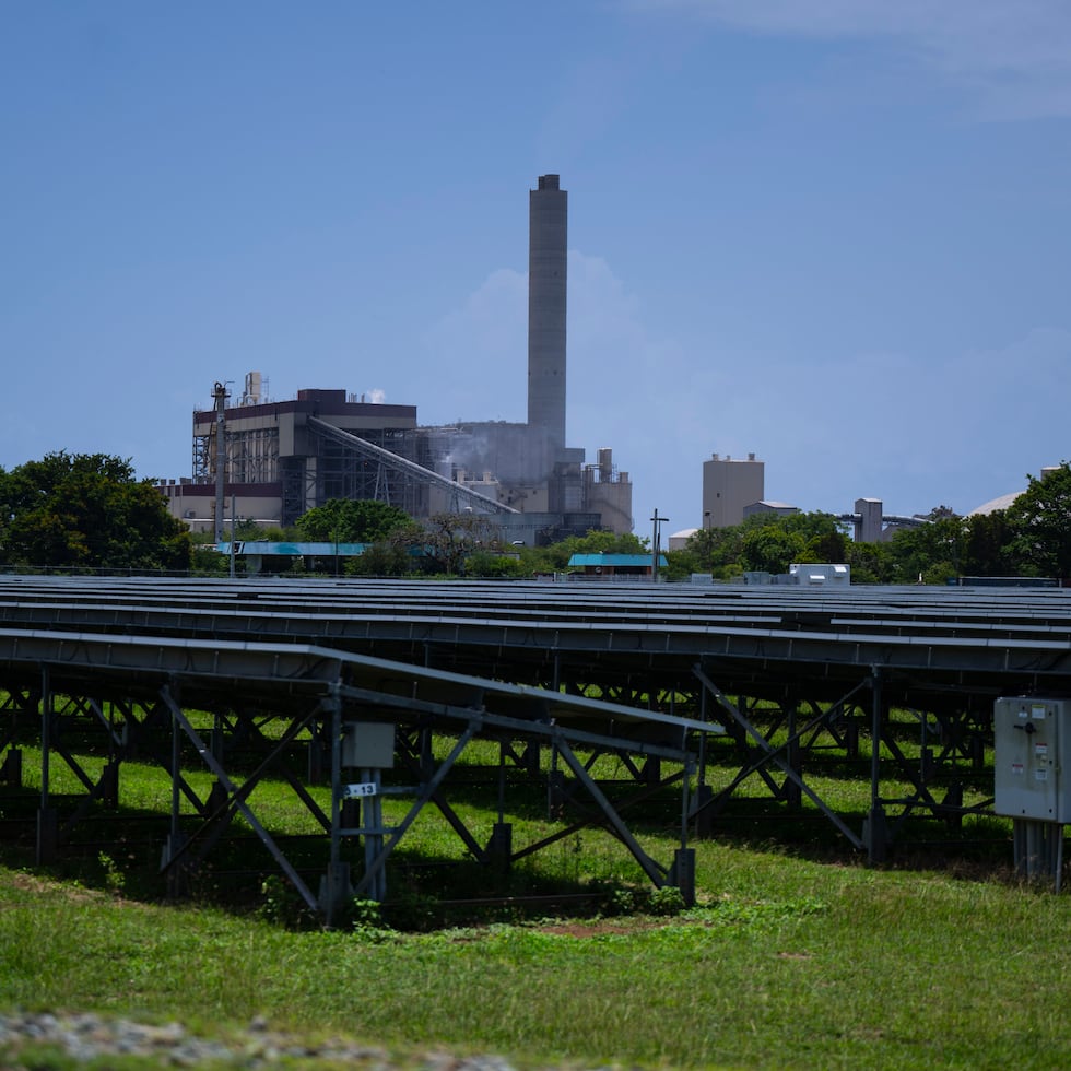 La central AES, al fondo, tiene capacidad de poco más de 500 MW mediante sus dos unidades de generación.