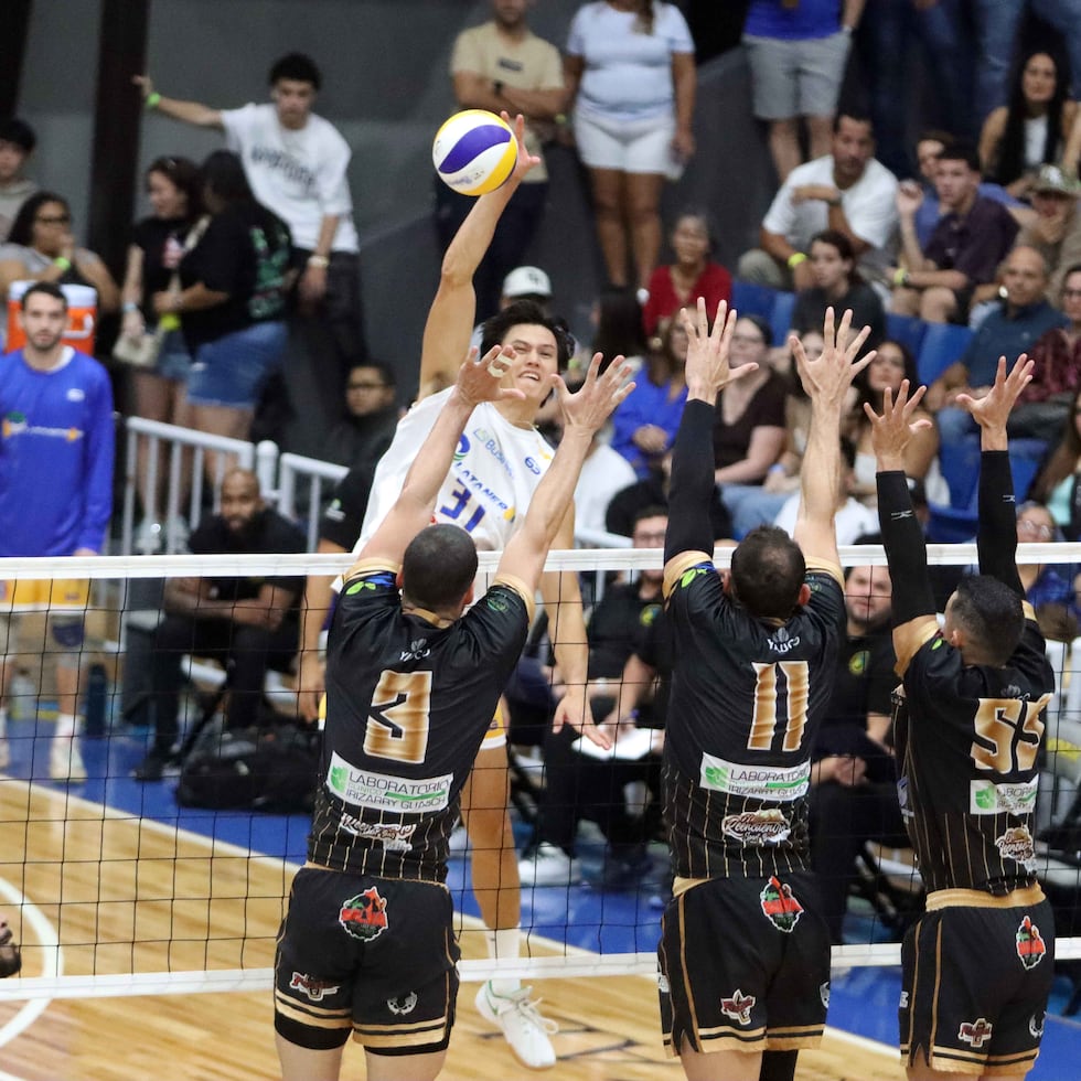 El refuerzo de los Plataneros, Spencer Olivier, ataca durante la semifinal.