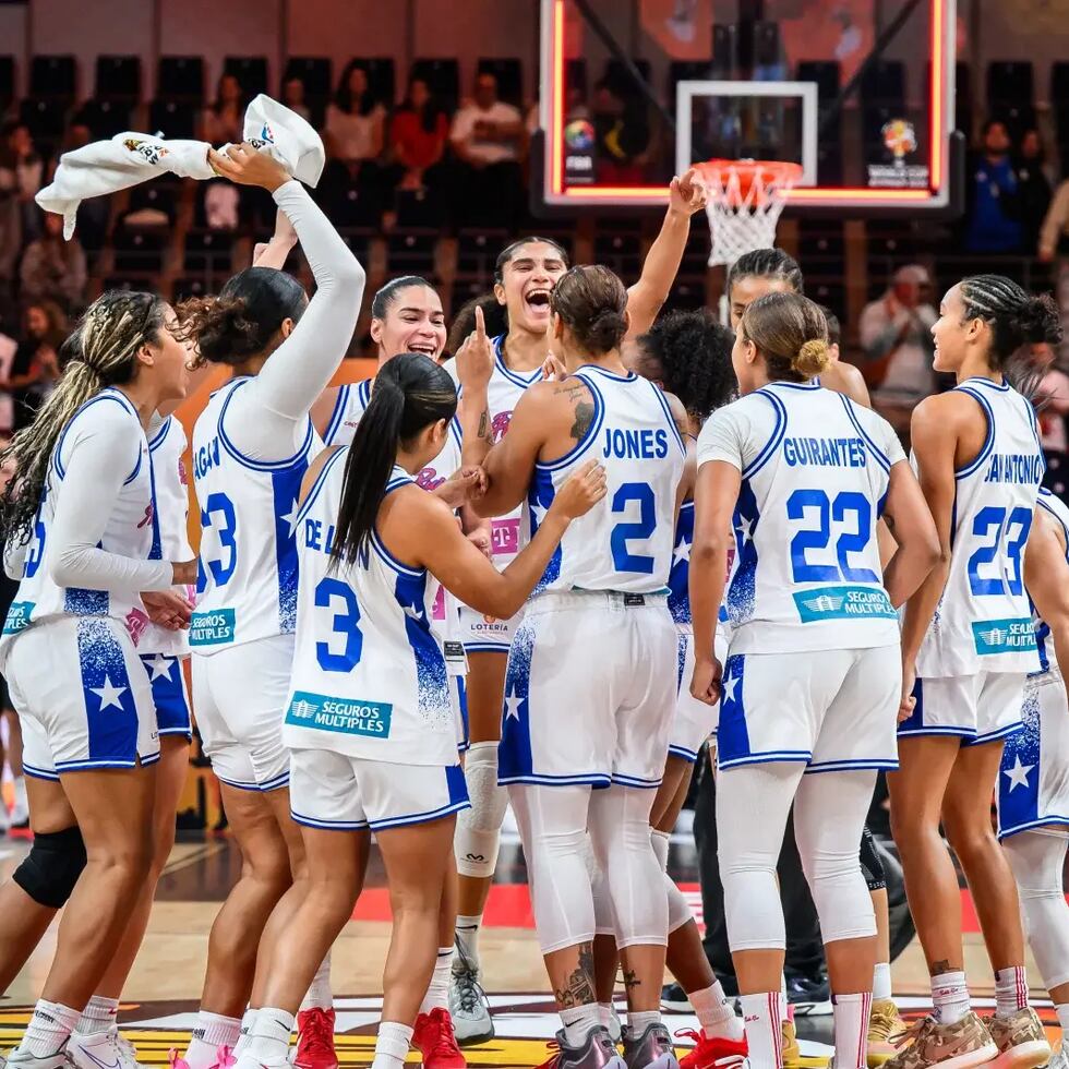 El Equipo Nacional boricua celebra sobre el tabloncillo el triunfo sobre Turquía.