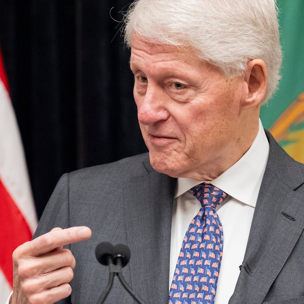 Bill Clinton y su esposa, la exsecretaria de Estado, Hillary Clinton, rindieron declaración la semana pasada ante un comité del Congreso que investiga al delincuente sexual convicto Epstein y a su cómplice, Ghislaine Maxwell.