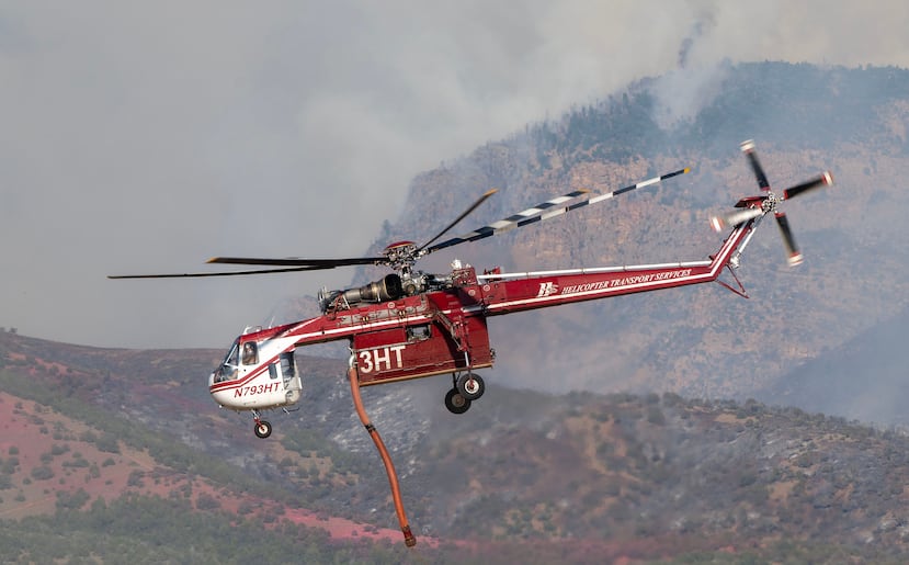 Un helicóptero Sikorsky Skycrane se eleva tras reabastecerse durante las labores de extinción del incendio Widemouth 2, el martes 4 de agosto de 2026, al este de Fillmore, Utah. La aeronave se estrelló el viernes. (Scott G Winterton/The Deseret News vía AP)
