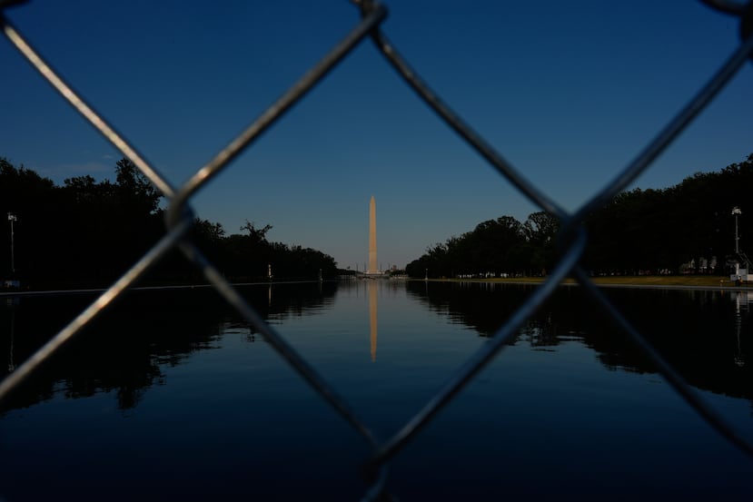 El Monumento a Washington, detrás del Estanque Reflectante del Monumento a Lincoln, se ve detrás de una cerca de malla metálica el jueves 25 de junio de 2026, en Washington. (Foto AP/Carolyn Kaster)