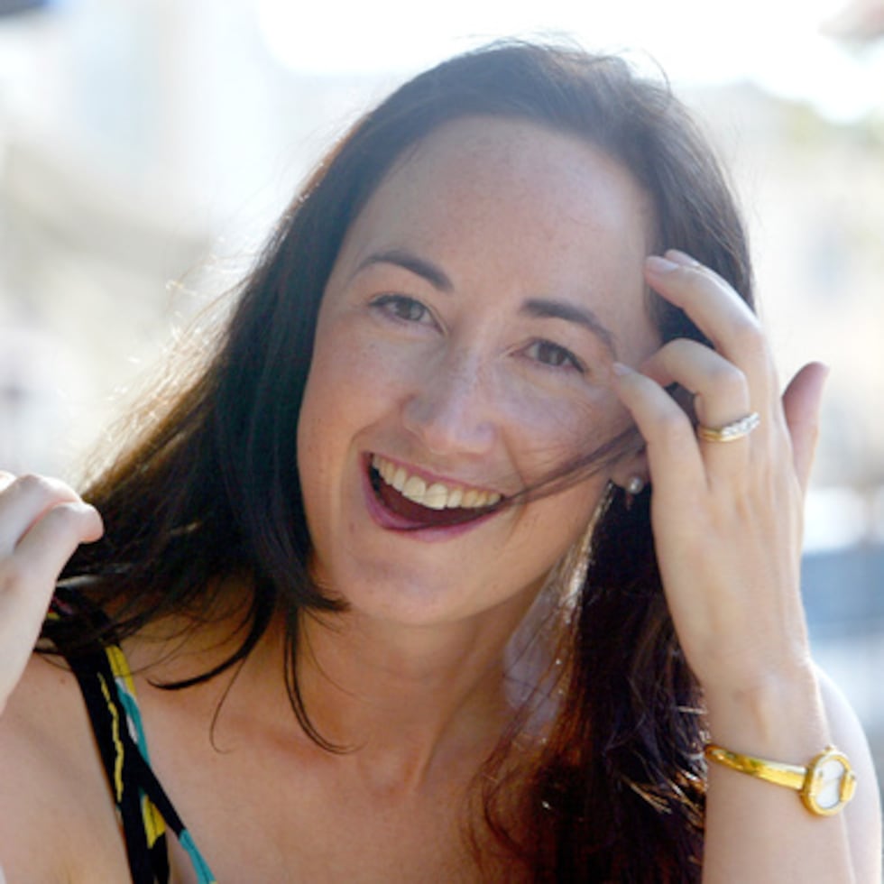 La escritora Sophie Kinsella posa en la calle principal de Wimbledon Village, Londres, 9 de septiembre de 2004.