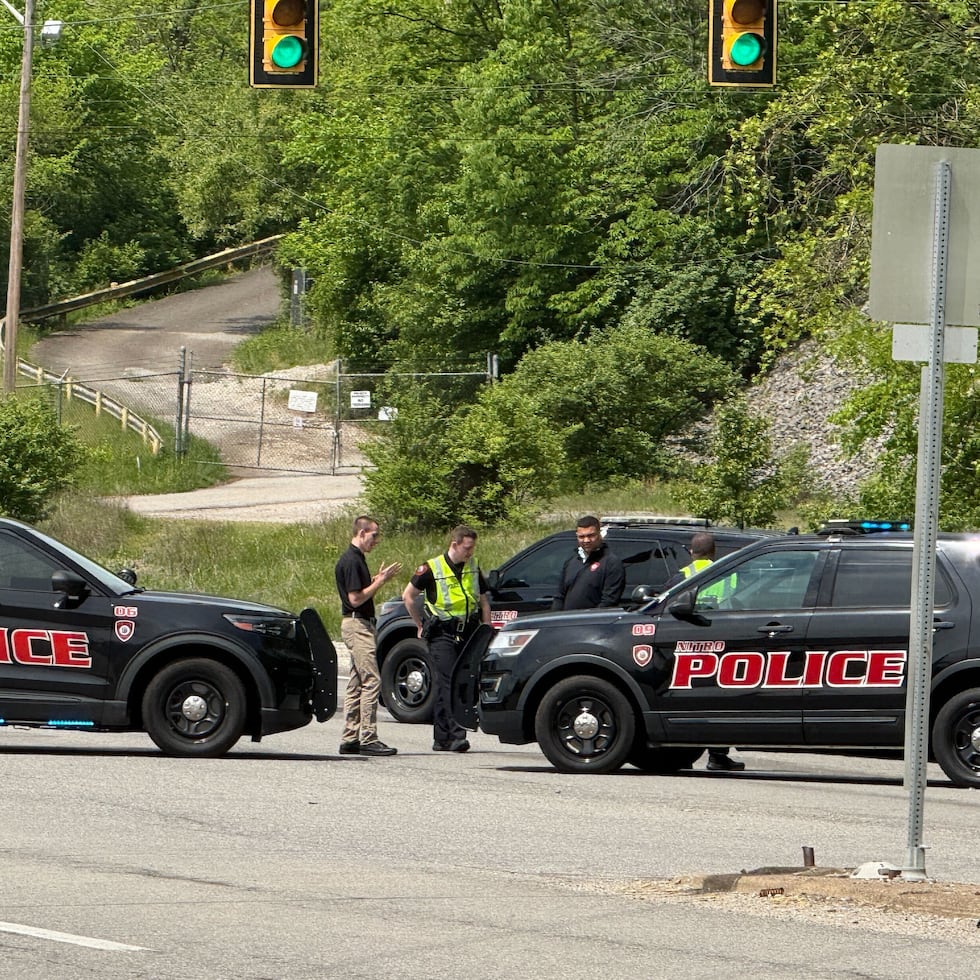 La reacción química, que se cree que se produjo durante un proceso de limpieza, generó sulfuro de hidrógeno tóxico, según declaró Ben Salango, presidente de la Comisión del Condado de Kanawha.