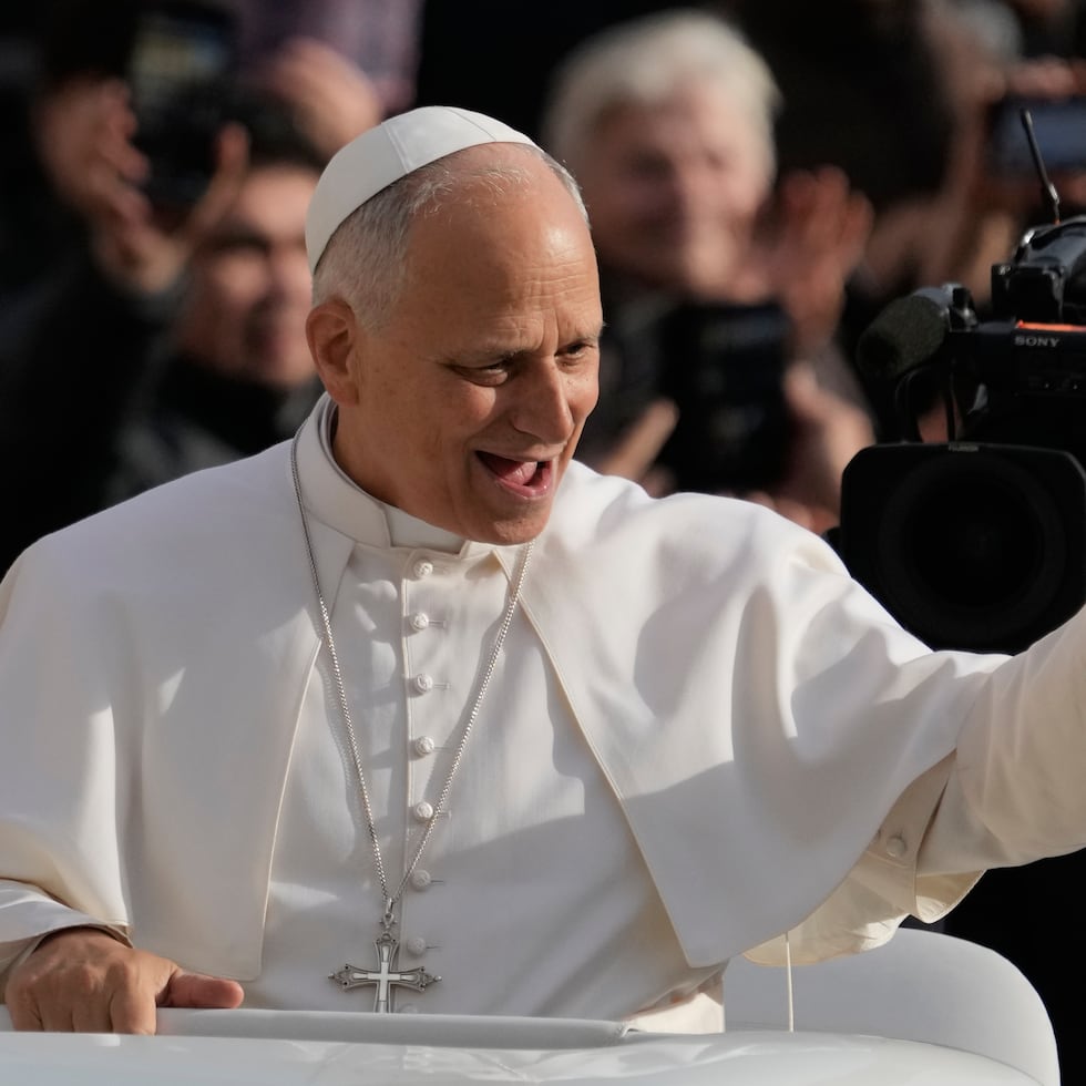 El papa León XIV en la Plaza de San Pedro en la Ciudad del Vaticano.