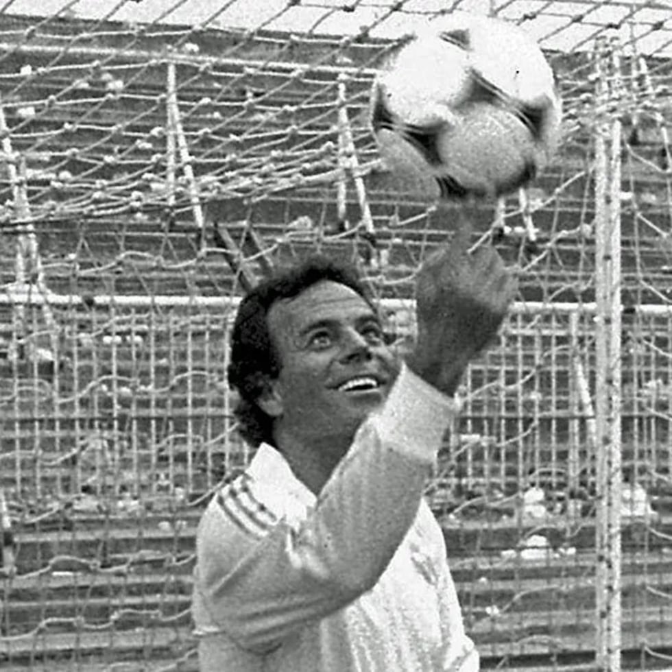 Antes de su carrera musical, Julio Iglesias fue portero del equipo juvenil del Real Madrid hasta que un accidente de tráfico en 1962 cambió su destino hacia la música.