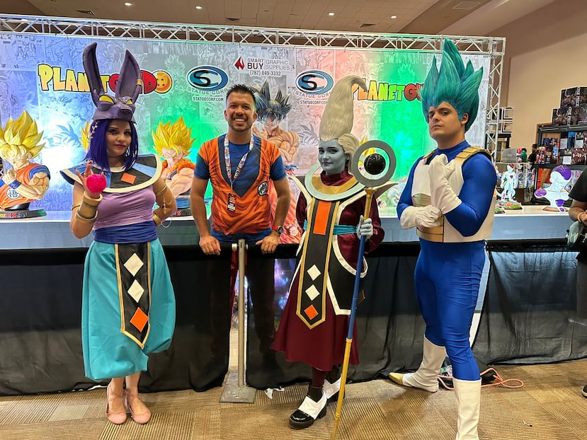 Jonathan Guido, segundo de izquierda a derecha, es el fundador y creador de la convención Super Saiyan Anime Fest, que se hará en Cabo Rojo.