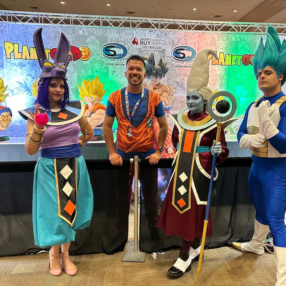 Jonathan Guido, segundo de izquierda a derecha, es el fundador y creador de la convención Super Saiyan Anime Fest, que se hará en Cabo Rojo.