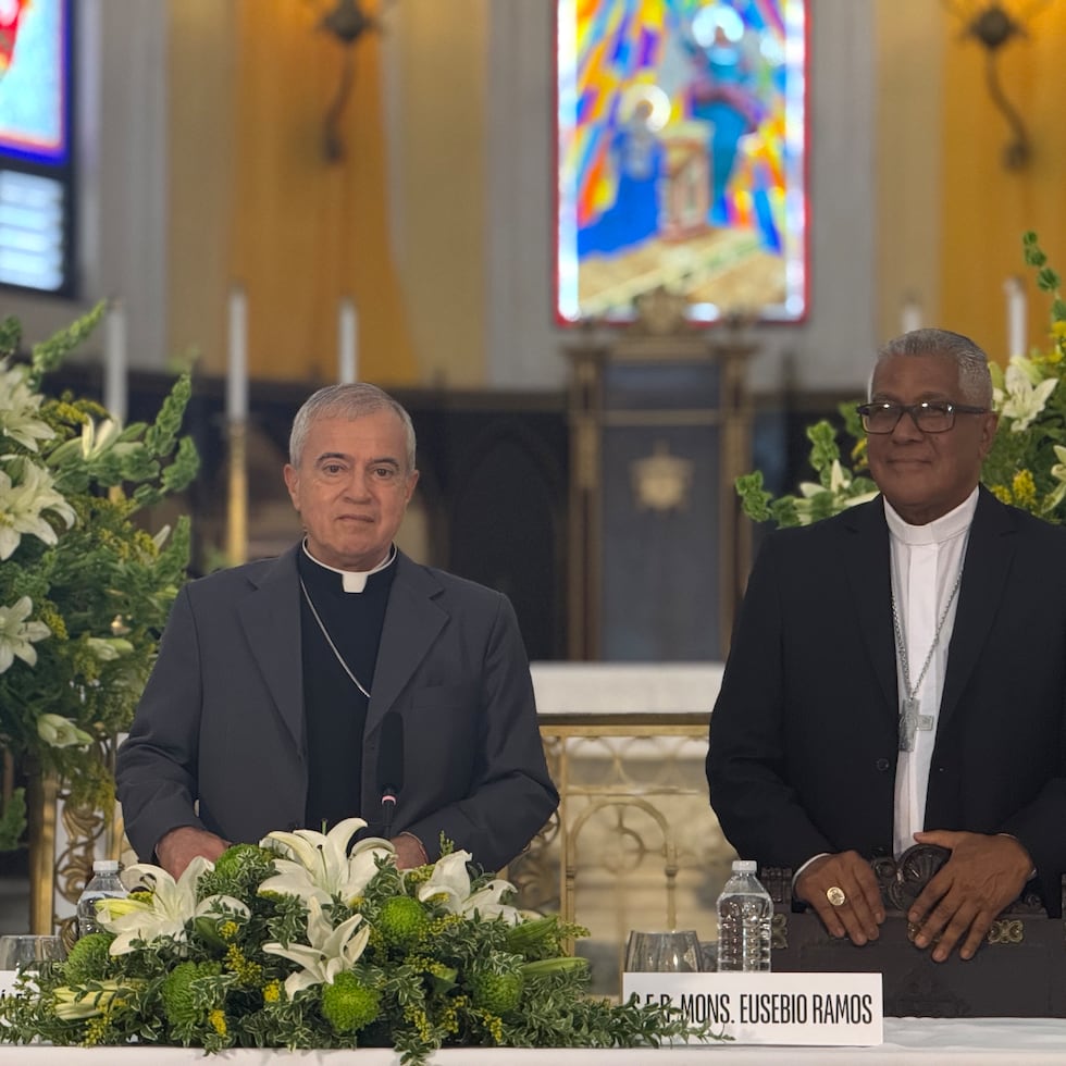 Roberto González Nieves y el recién designado arzobispo de San Juan, Eusebio Ramos Morales.