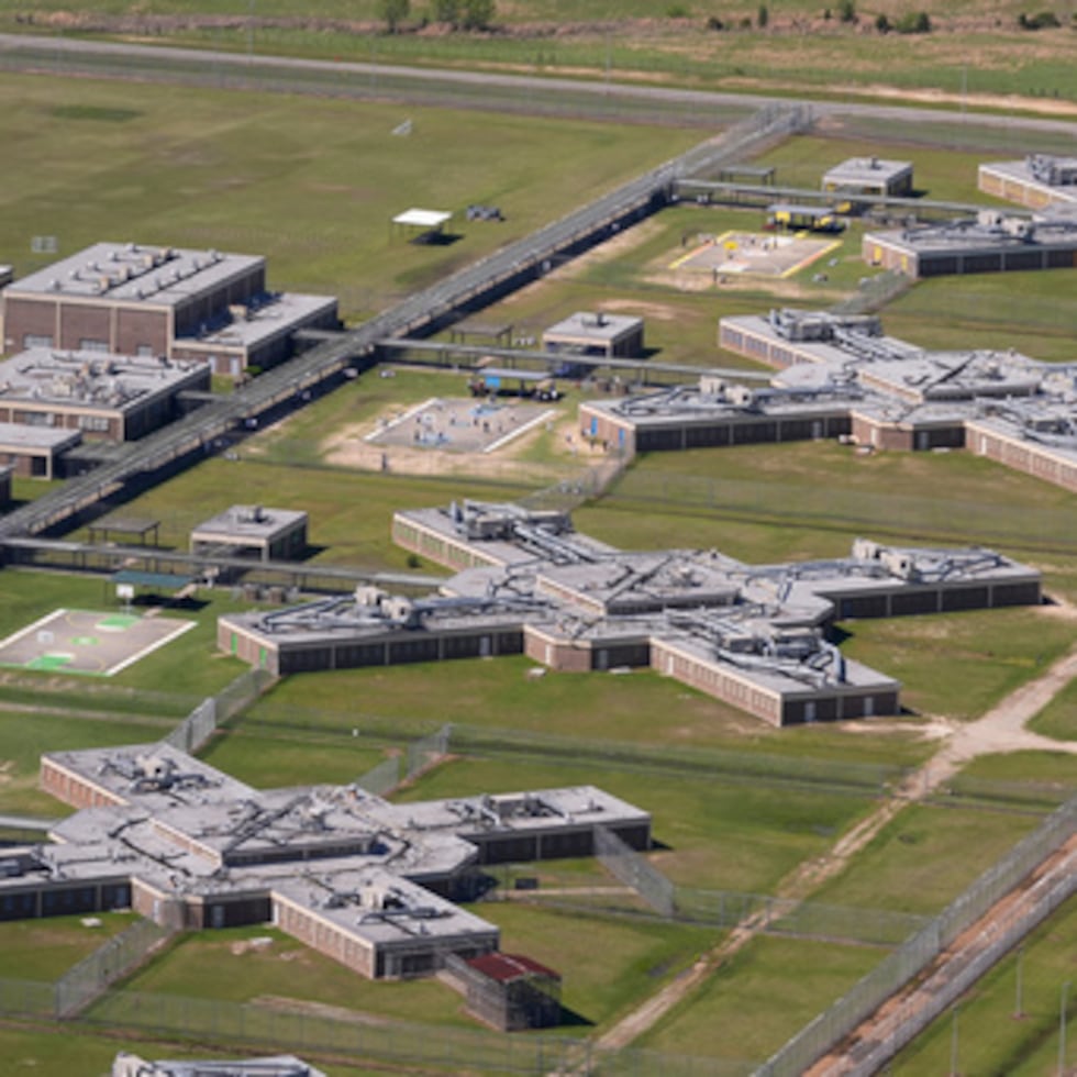 ARCHIVO - En esta fotografía aérea tomada el 9 de abril de 2025 en Winnfield (Luisiana) se ve el Centro Penitenciario de Winn, un centro de detención de ICE. (Foto AP/Gerald Herbert, archivo)