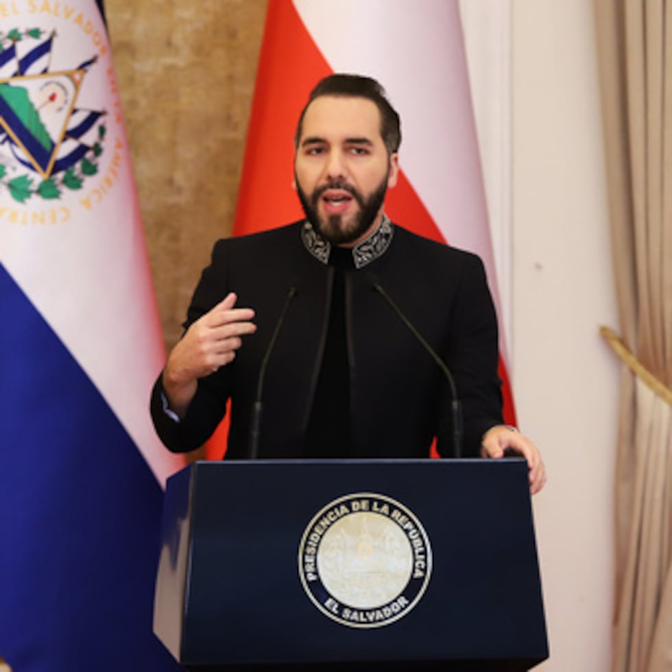 El cambio fue aprobado el mes pasado por la Asamblea Legislativa, controlada por el partido de Bukele, y se aplicaría a las personas condenadas por cometer o actuar como cómplices de delitos como homicidio, feminicidio, violación y pertenencia a banda.