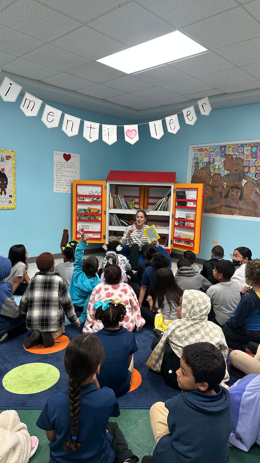 María Ruiz, Pizza Hut Marketing Manager, leyendo un cuento a los estudiantes en la escuela especializada Vimenti, como parte del programa de Pizza Hut Book It.