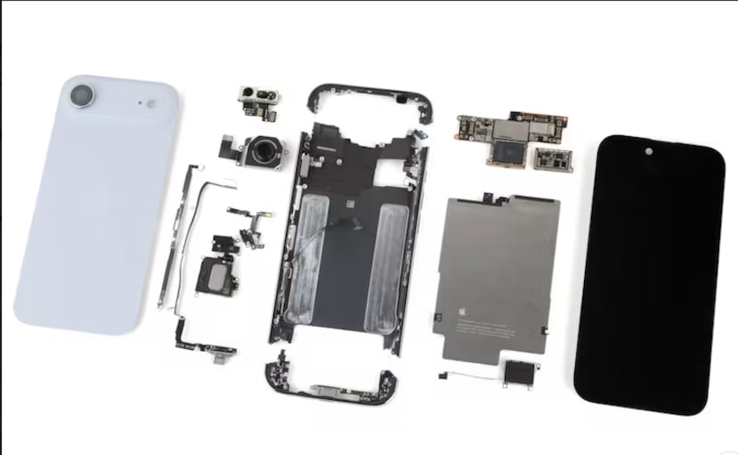 Un despiece de un iPhone Air de 2025; los chips de memoria RAM y almacenamiento están entre los componentes que más aumentaron de precio desde el año pasado.