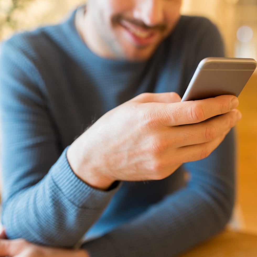 1. Pereza digital, el enemigo del enfoque: La adicción a la gratificación instantánea nos mantiene entretenidos en el "scroll" sin fin en redes sociales, en el consumo pasivo de contenido o en saltos constantes entre tareas. Estoo destruye la capacidad de concentración profunda.