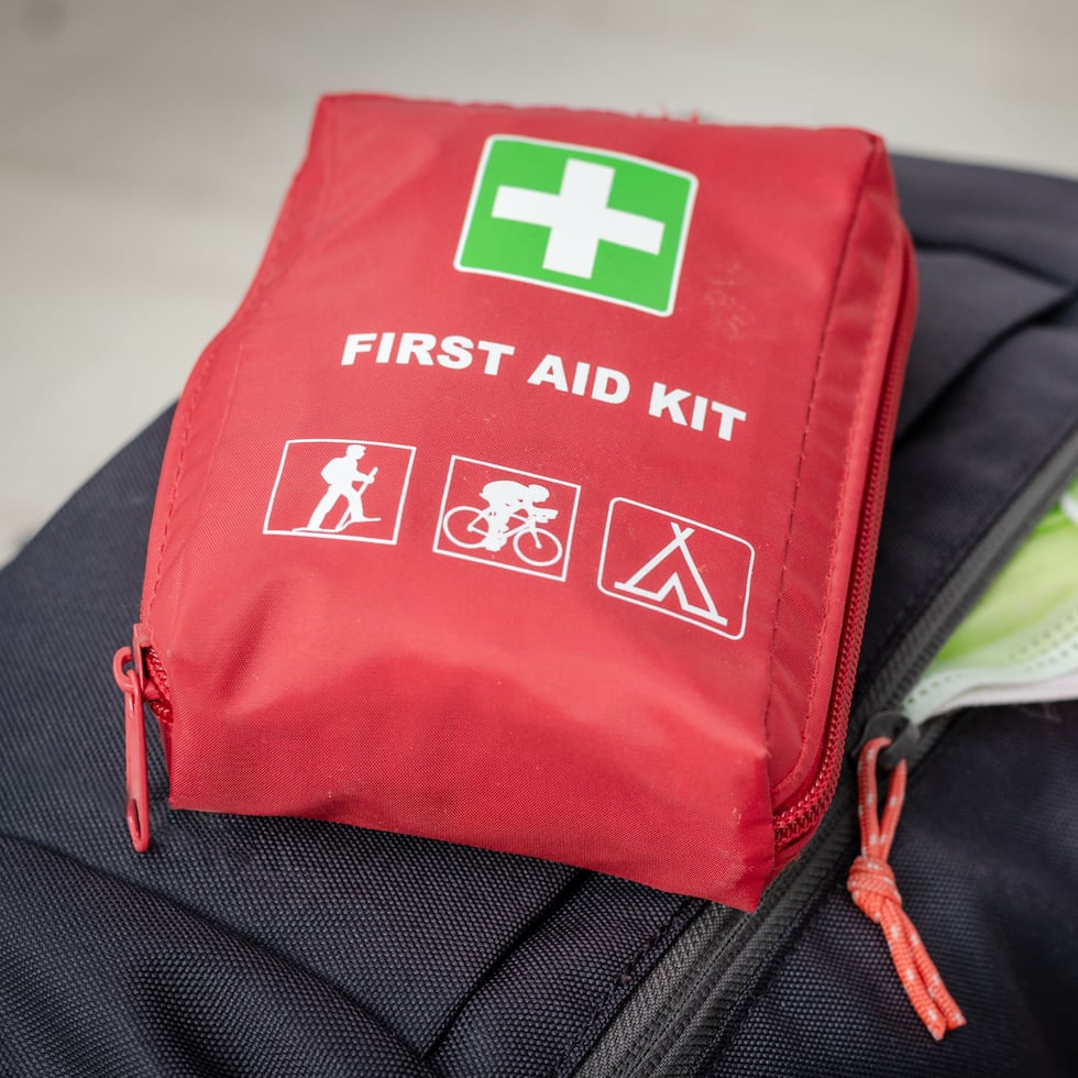 La mochila debe contener artículos esenciales para sobrevivir durante los primeros días después de un desastre natural o una situación de emergencia, incluyendo un kit de primeros auxilios.