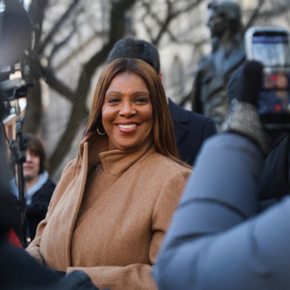 La fiscal general de Nueva York, Letitia James, llega al Ayuntamiento para la ceremonia pública de toma de posesión del alcalde Zohran Mamdani, el jueves 1 de enero de 2026, en Nueva York. (AP Photo/Heather Khalifa)