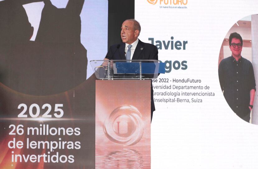 El presidente de la junta directiva de HonduFuturo Camilo Atala, habla durante un acto este miércoles, en Tegucigalpa (Honduras). EFE/ Gustavo Amador