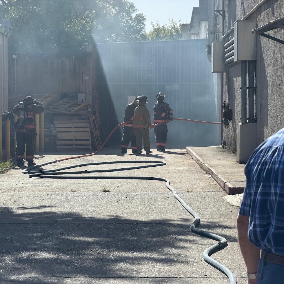 Bomberos controlaron el incendio de un transformador en una subestación eléctrica del Centro Gubernamental Minillas, en San Juan.