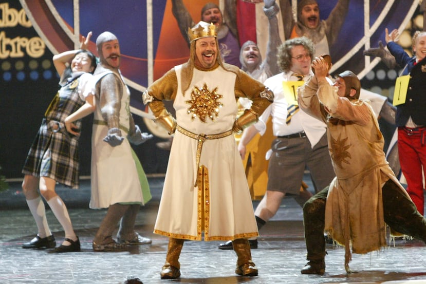 Curry comenzó su carrera actoral en los escenarios, dedicándose principalmente al teatro.