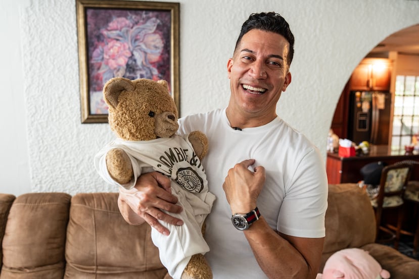 Alex DJ en casa de su progenitora, con un oso de peluche que su madre conserva de recuerdo.