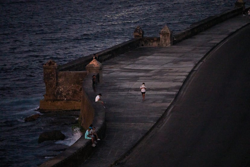Personas recorren el Malecón al atardecer en La Habana, el miércoles 15 de abril de 2026. (AP Foto/Ramón Espinosa)
