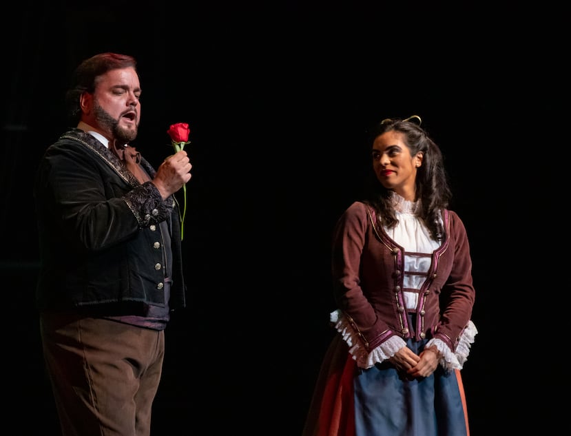 El tenor Rafael Dávila y la soprano Meechot Marrero en una interpretación de la popular zarzuela.