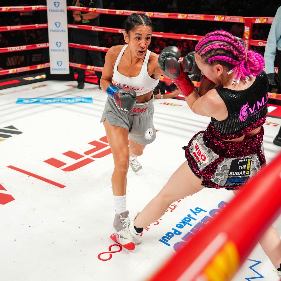 Amanda Serrano le conecta un jab a la alemana Cheyenne Hanson durante su pelea el sábado en Texas.