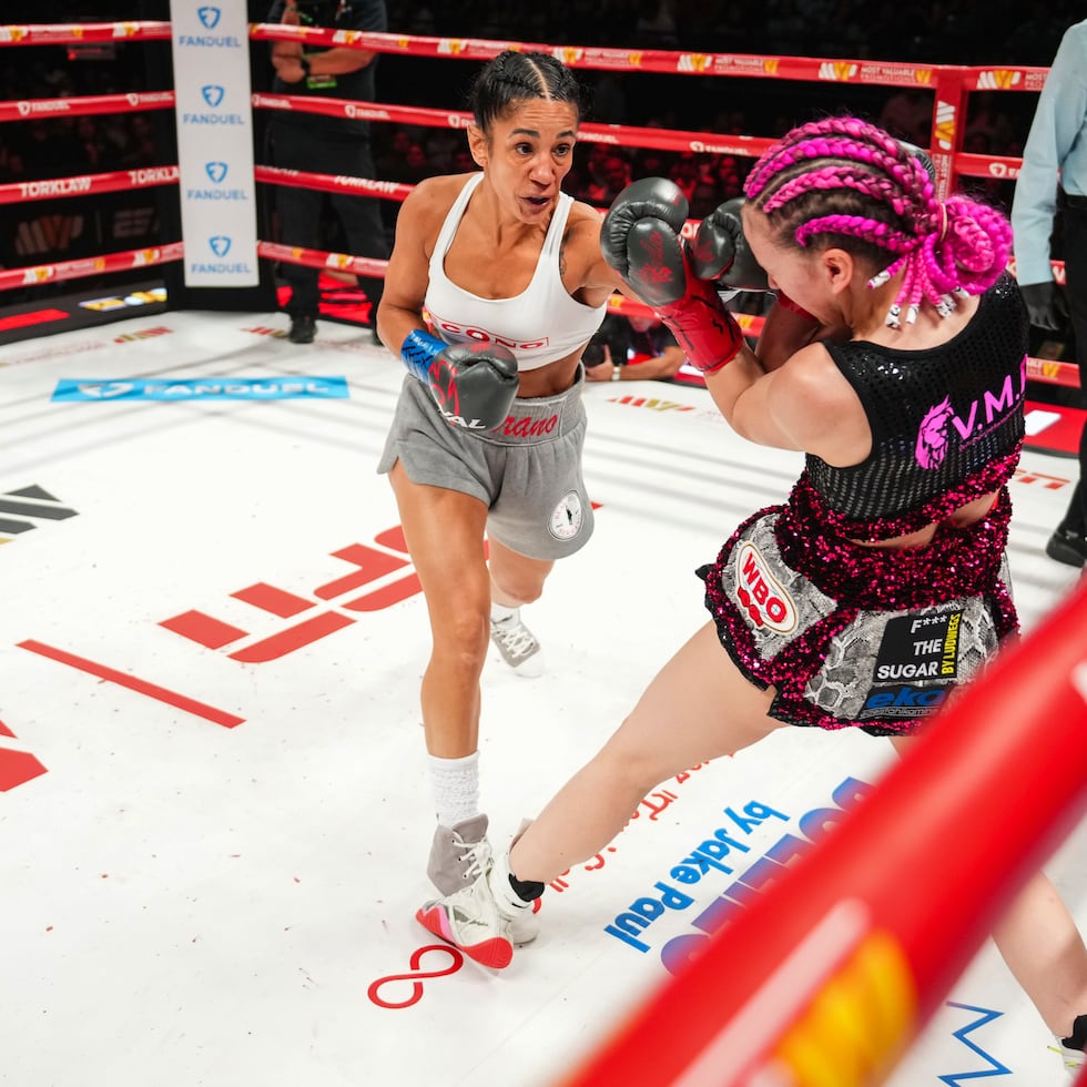 Amanda Serrano le conecta un jab a la alemana Cheyenne Hanson durante su pelea el sábado en Texas.