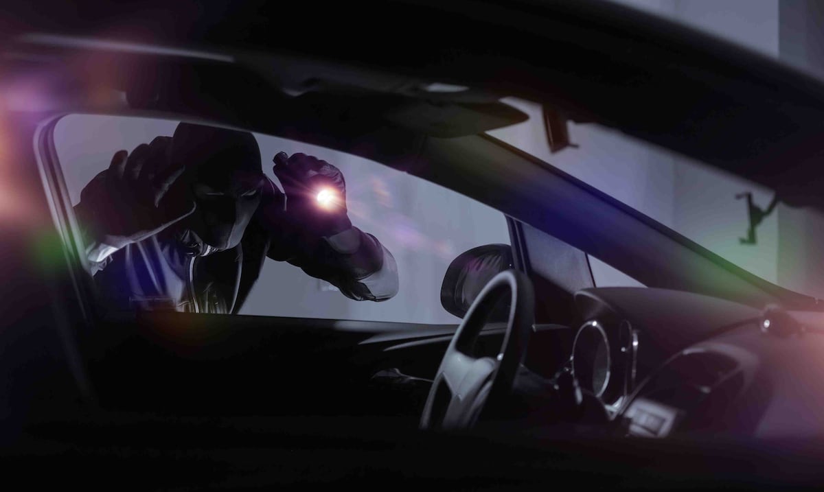 Llega en “scooter” y se roba una guagua: imputan a hombre por robo en la calle Cerra en Santurce