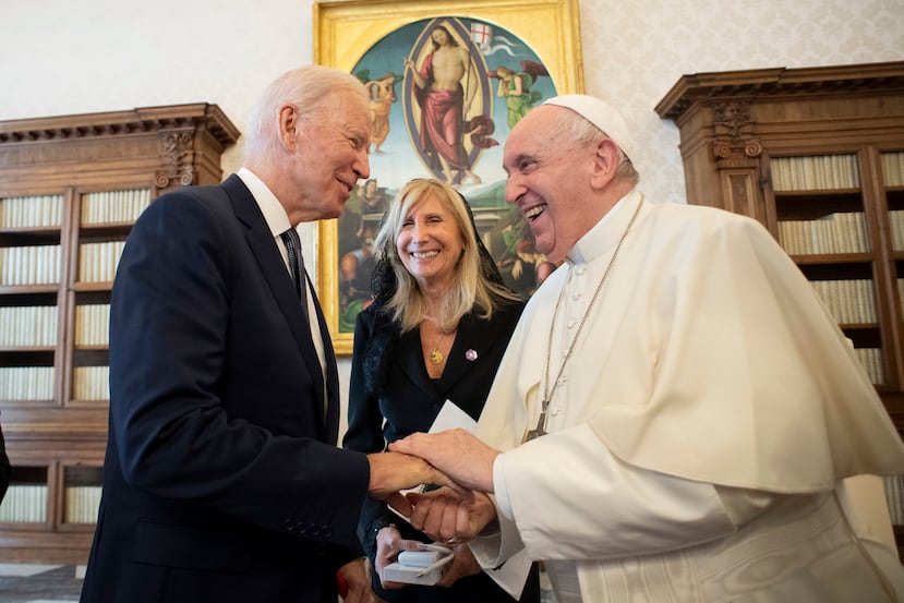 Joe Biden en su primer saludo presencial al papa Francisco.