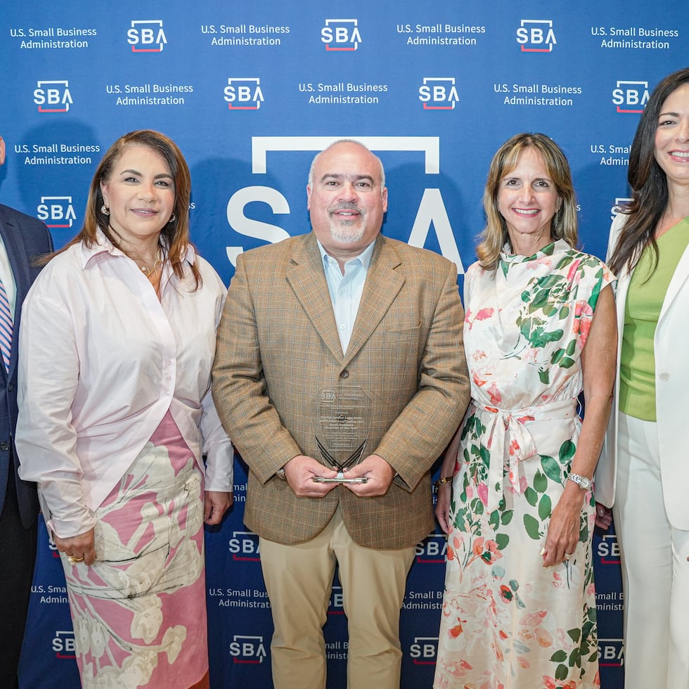 De izquierda a derecha, Ildefonso Rodríguez, vicepresidente y director de la Unidad de Pequeños Negocios y SBA de FirstBank Puerto Rico; Aysha Issa, primera vicepresidenta y directora de Retail y Pequeños Negocios de FirstBank Puerto Rico; Derrick Lugo Colón, presidente de IMEX Americas Trading LLC, cliente de FirstBank reconocido por SBA; Lilian Díaz Bento, vicepresidenta ejecutiva y directora del grupo Pymes y banca transaccional de FirstBank Puerto Rico; Nayda Rivera Batista, vicepresidenta ejecutiva y Chief of Staff de FirstBank Puerto Rico.
