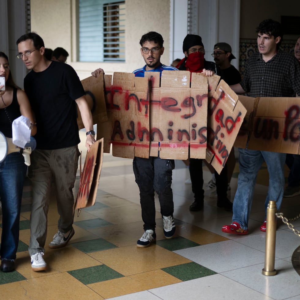 La paralización de labores por parte del sector estudiantil es en rechazo a las políticas administrativas implantadas por la jefatura del sistema universitario y que hace unas dos semanas forzaron la salida de cinco rectores.