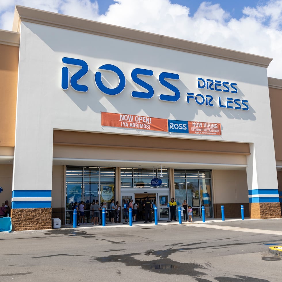 𝗥𝗼𝘀𝘀 𝗗𝗿𝗲𝘀𝘀 𝗳𝗼𝗿 𝗟𝗲𝘀𝘀 had a "𝙎𝙤𝙛𝙩 𝙤𝙥𝙚𝙣𝙞𝙣𝙜" and people waited in long lines to enter the stores. Pictured: customers at the Los Colobos store in Carolina.