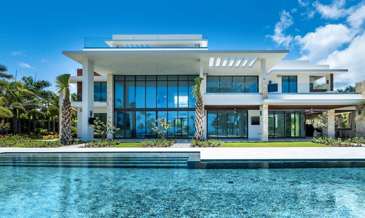 Mansión costera en Dorado Beach rompe récord de venta para 2026