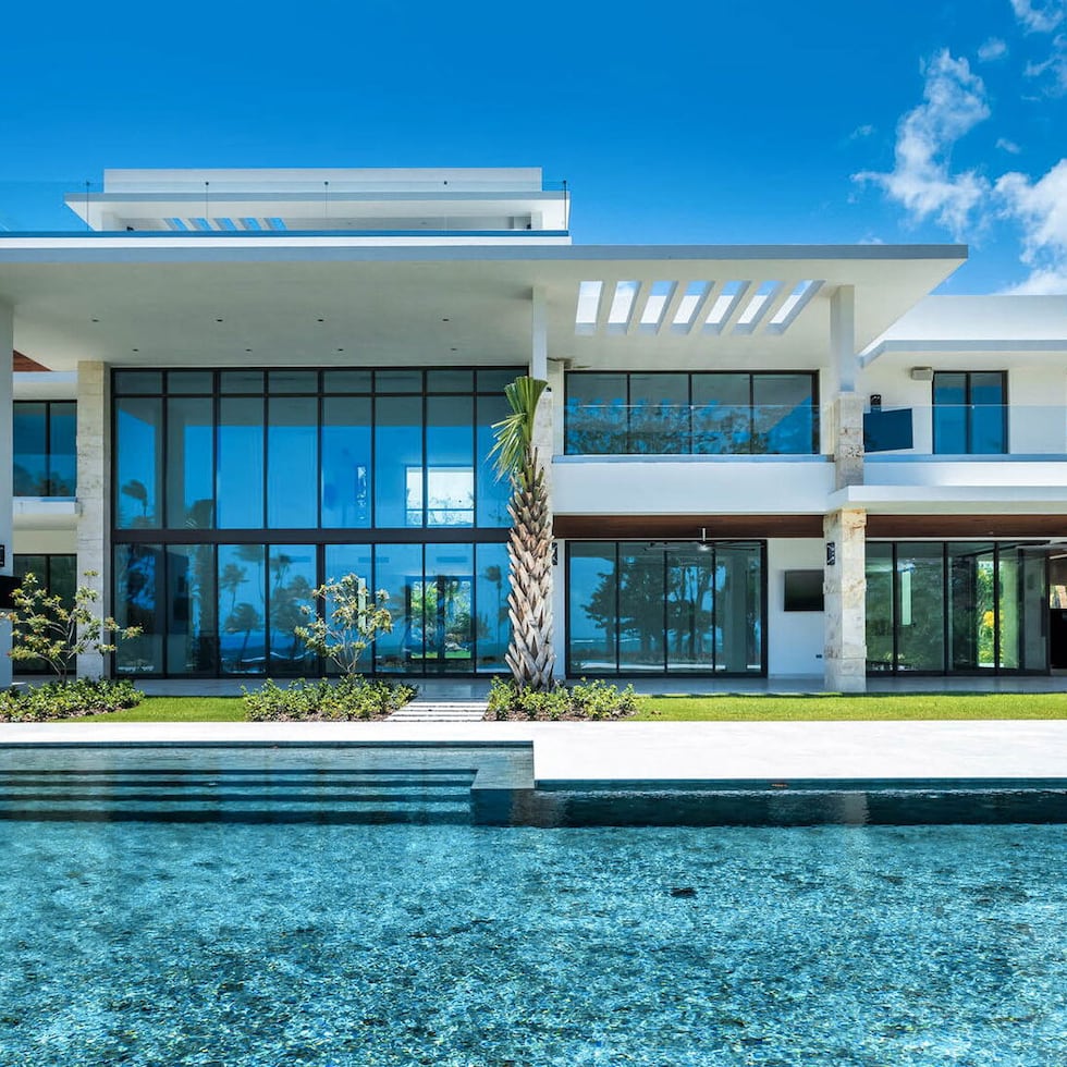 La Cala es la más reciente y ultralujosa construcción costera de PRISA Group tras los portones de Dorado Beach. Trece exclusivas residencias, bajo la marca de Ritz-Carlton Reserve, se mercadean desde $33.5 millones hasta $40.5 millones.