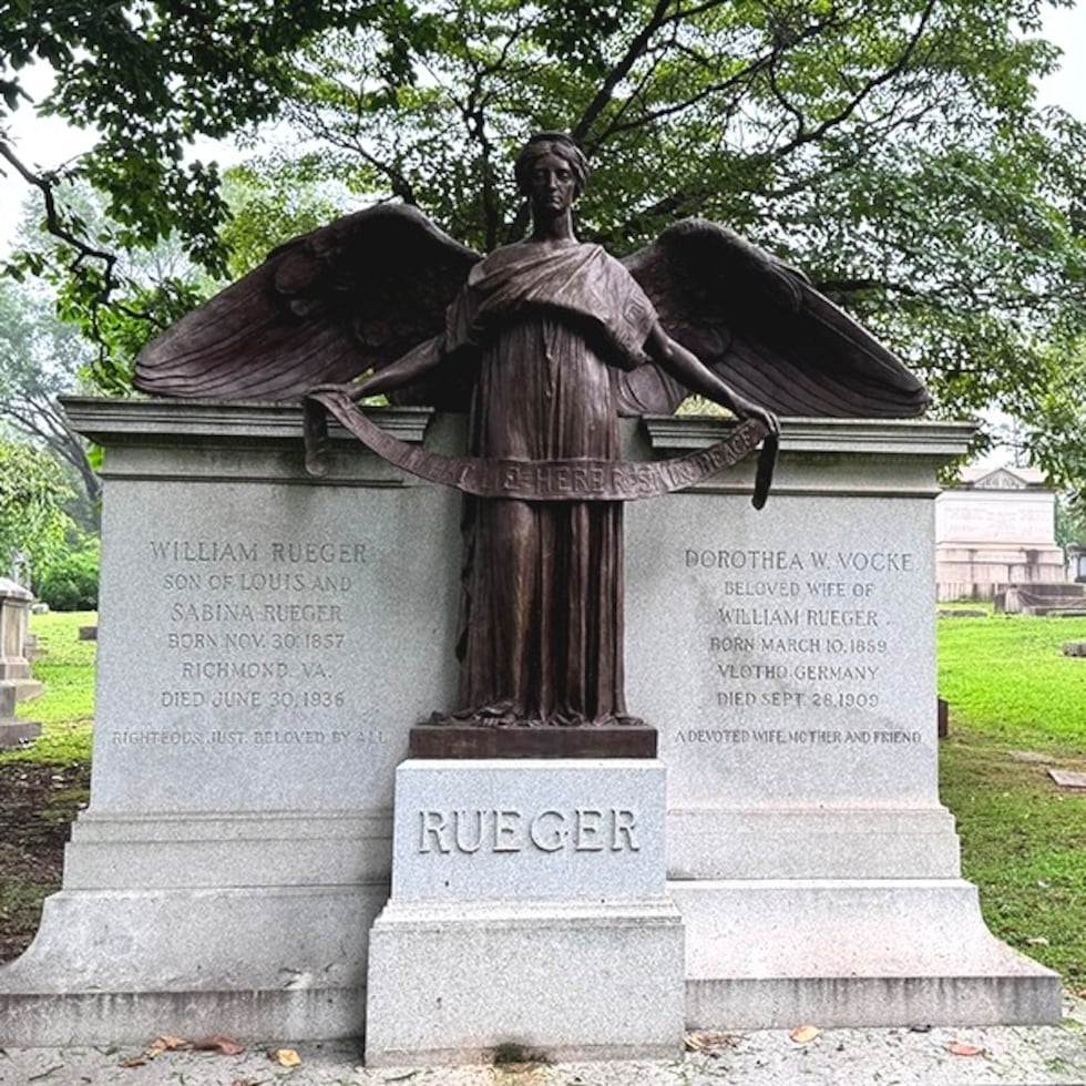 El Cementerio de Hollywood también guarda historias misteriosas.