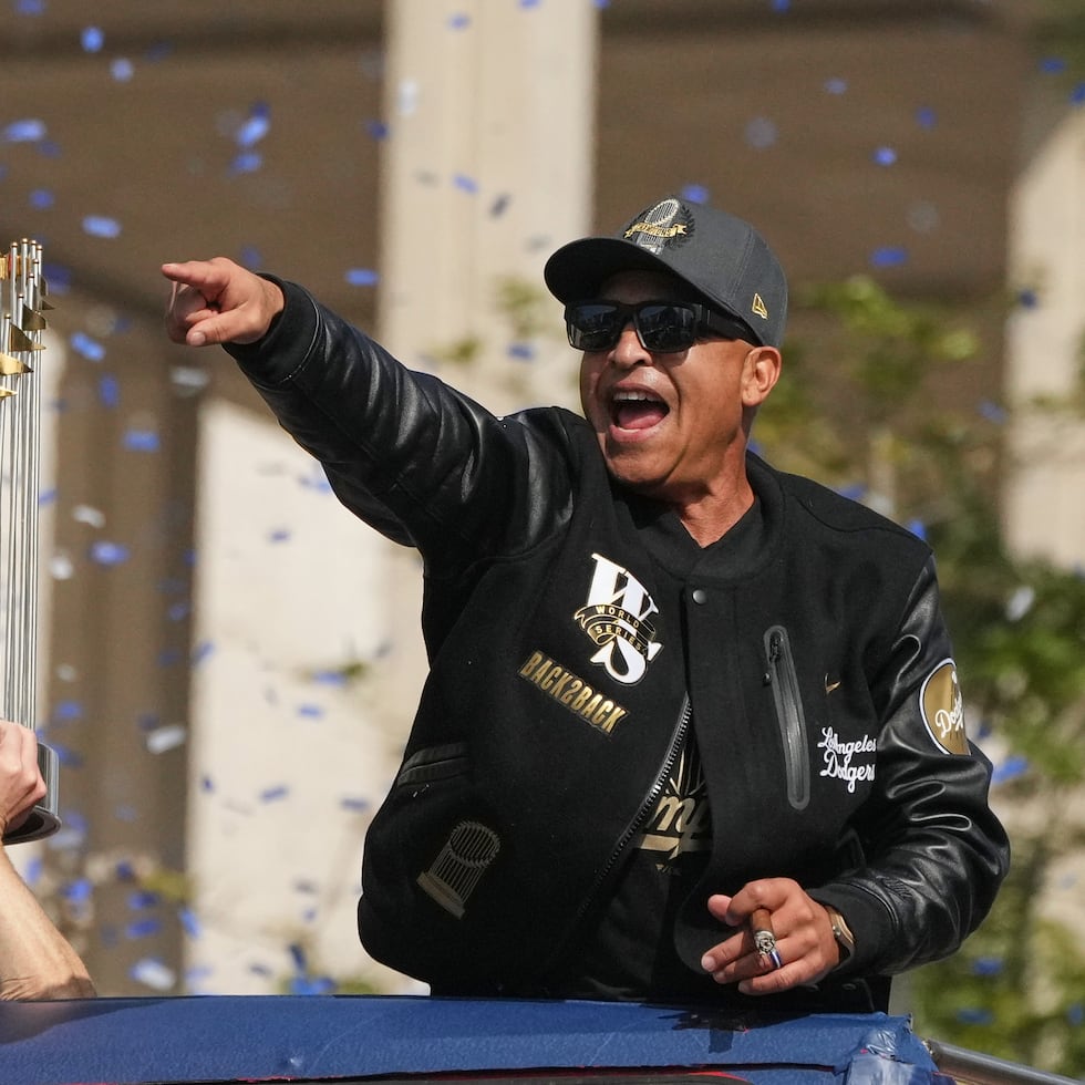El mánager Dave Roberts celebra durante la caravana de los Dodgers.