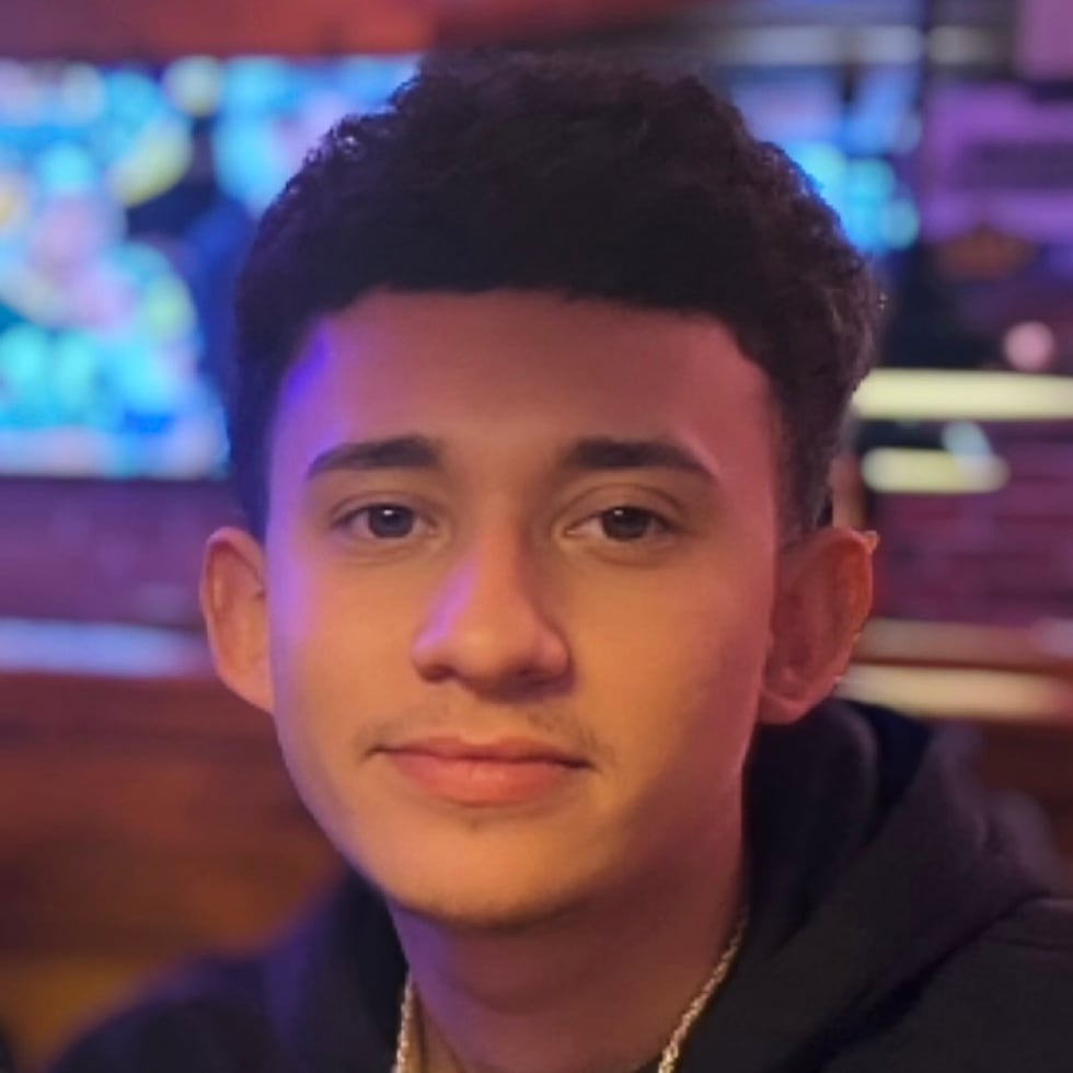 Esta foto sin fecha, proporcionada por Rachel Reyes el viernes 20 de febrero de 2026, muestra a Rubén Ray Martínez, ciudadano estadounidense que fue asesinado a tiros en Texas por un agente federal de inmigración el año pasado.