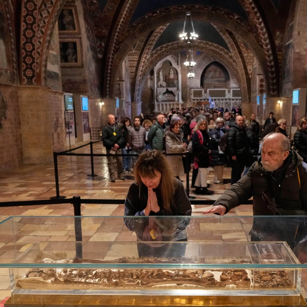 San Francisco nació en el seno de una familia adinerada en 1182, pero renunció a su riqueza para vivir como fraile mendicante tras recibir lo que, según él, era una vocación para reconstruir y reformar la Iglesia.