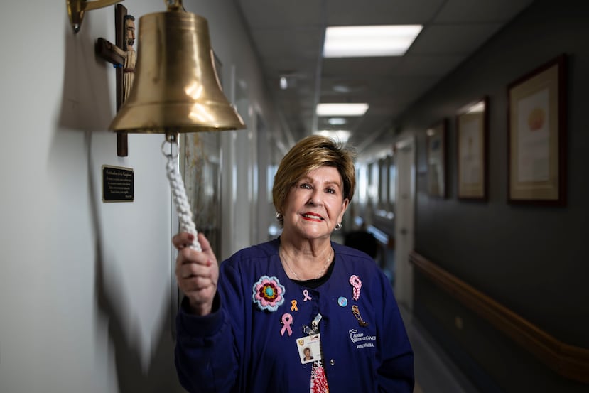 Para la voluntaria del Centro de Cáncer del Hospital Auxilio Mutuo, Marian Diez, era importante que este tuviera una campana grande, que fuera utilizada por los pacientes que concluyen tratamiento de quimioterapia.