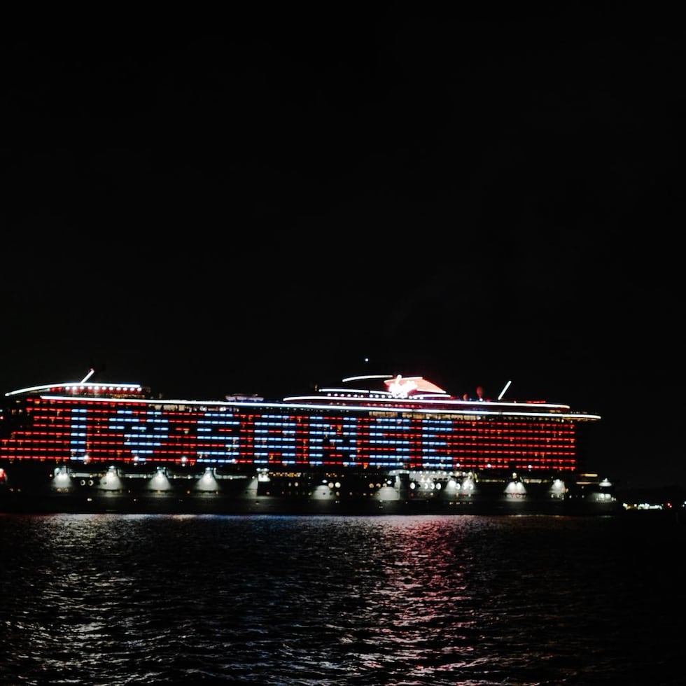 Con gigantescas letras iluminadas color azul sobre un fondo de luces rojo, el navío mostraba la frase “I love SanSe”.