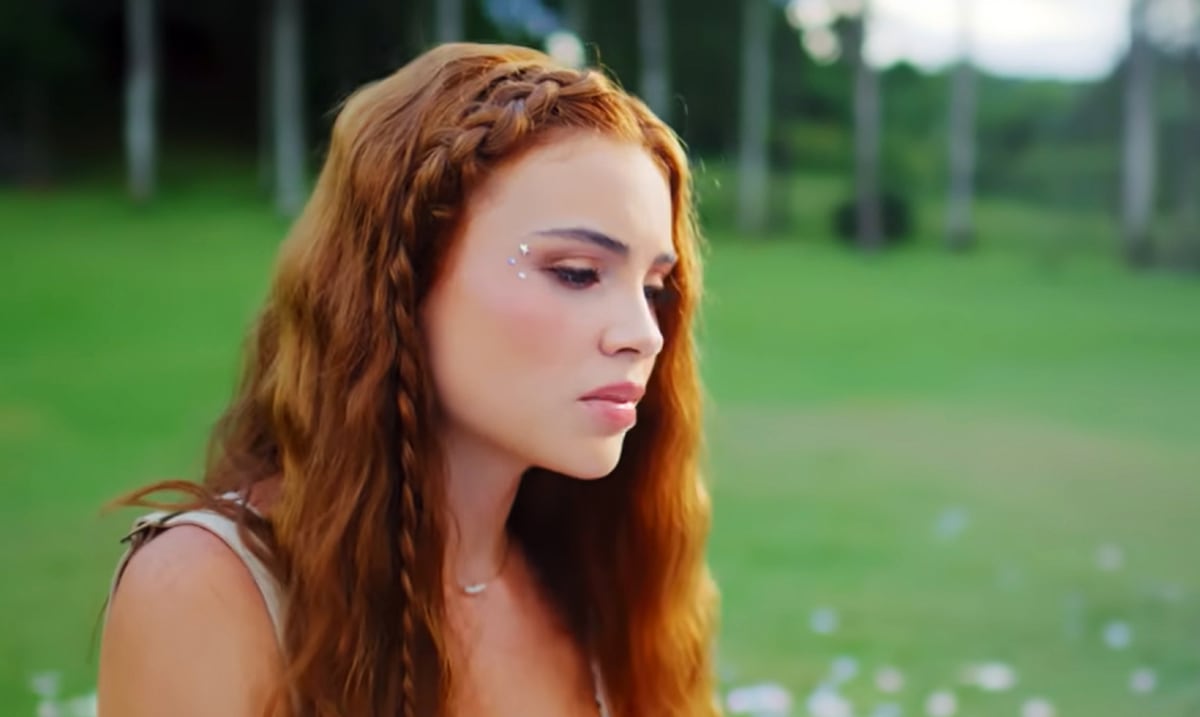Cantautora boricua, Elena Sofía, firma su primer contrato discográfico con 17 años