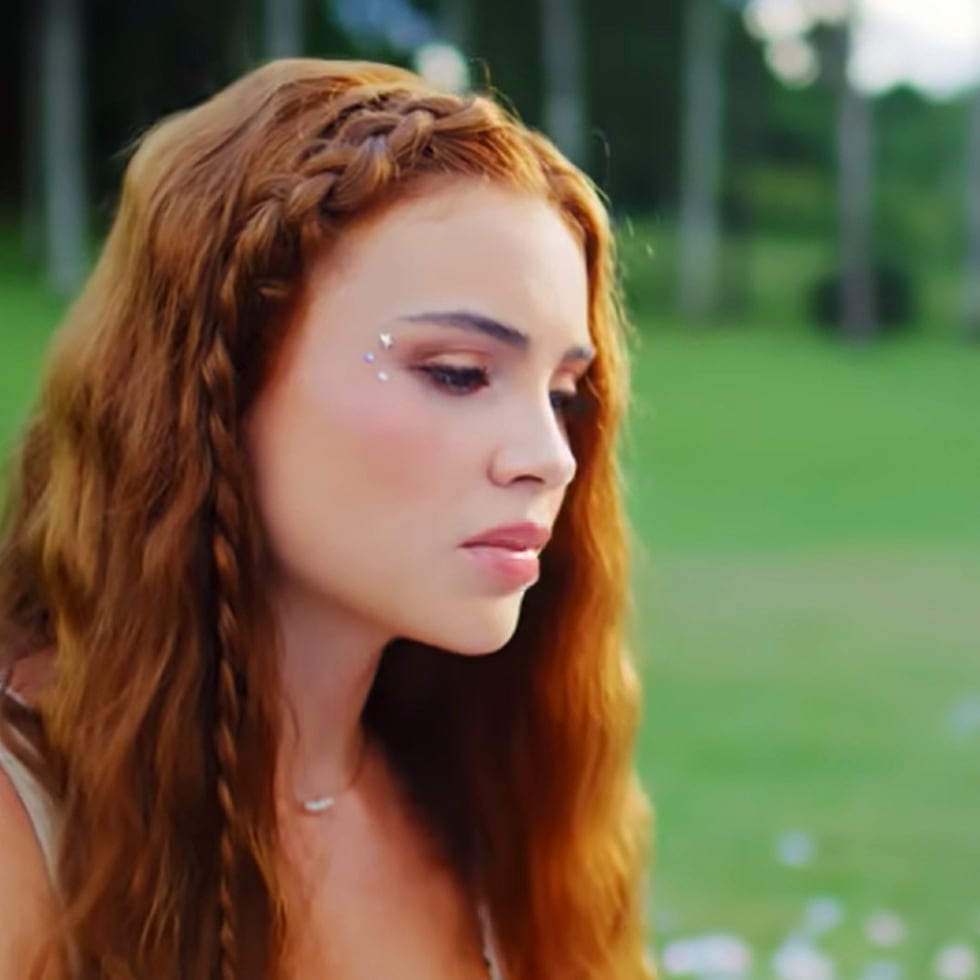 Con tan solo 17 años, la puertorriqueña Elena Sofía firmó un contrato multianual con Sony Music.