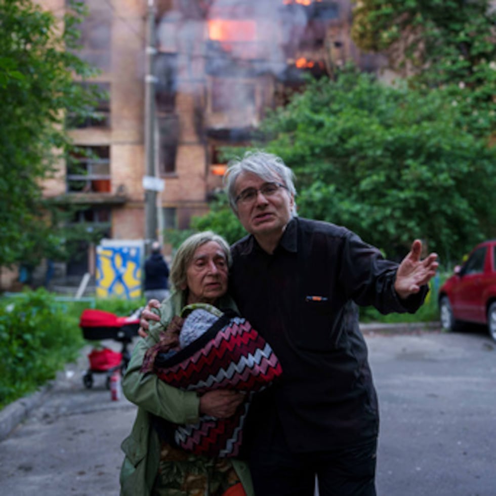 Iryna e Ihor observan su casa destruida tras un ataque ruso, el domingo, en Kiev.